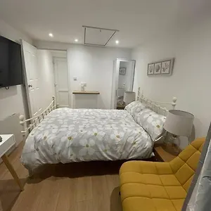 1 Bedroom Guest Near City Centre. Apartment Gloucester